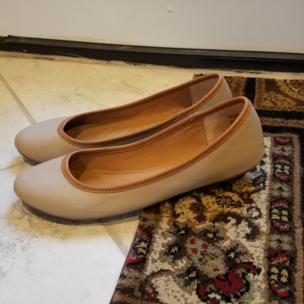 American Rag simple tan taupe flats w/ brown trim